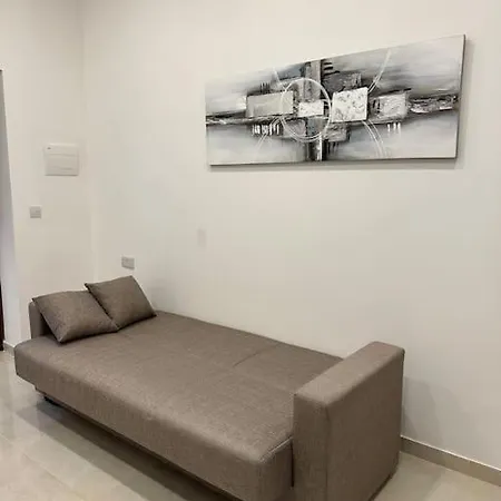 Central Near To The Beach سليمة